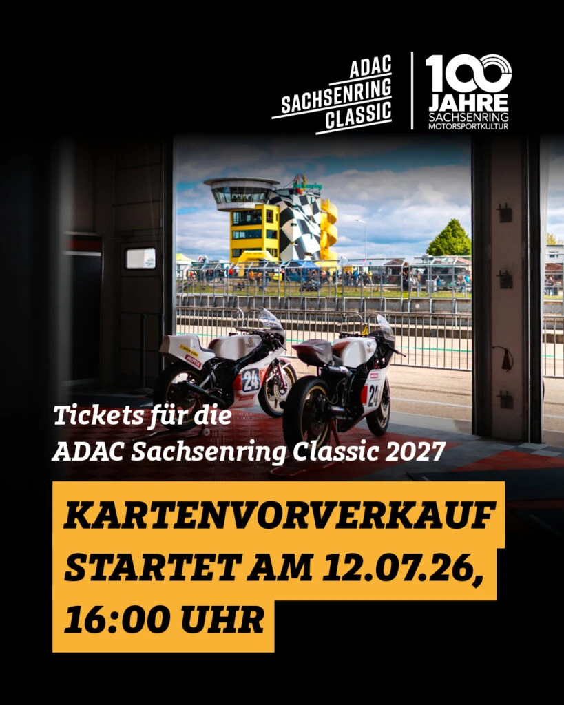 Werbeplakat für die ADAC Sachsenring Classic 2027 mit zwei historischen Rennmotorrädern in einer Boxengasse mit Blick auf den charakteristischen gelb-schwarzen Start-und-Ziel-Turm. Text: Tickets für die ADAC Sachsenring Classic 2027 – Kartenvorverkauf startet am 12.07.26 um 16:00 Uhr. Logo: 100 Jahre Sachsenring Motorsportkultur.