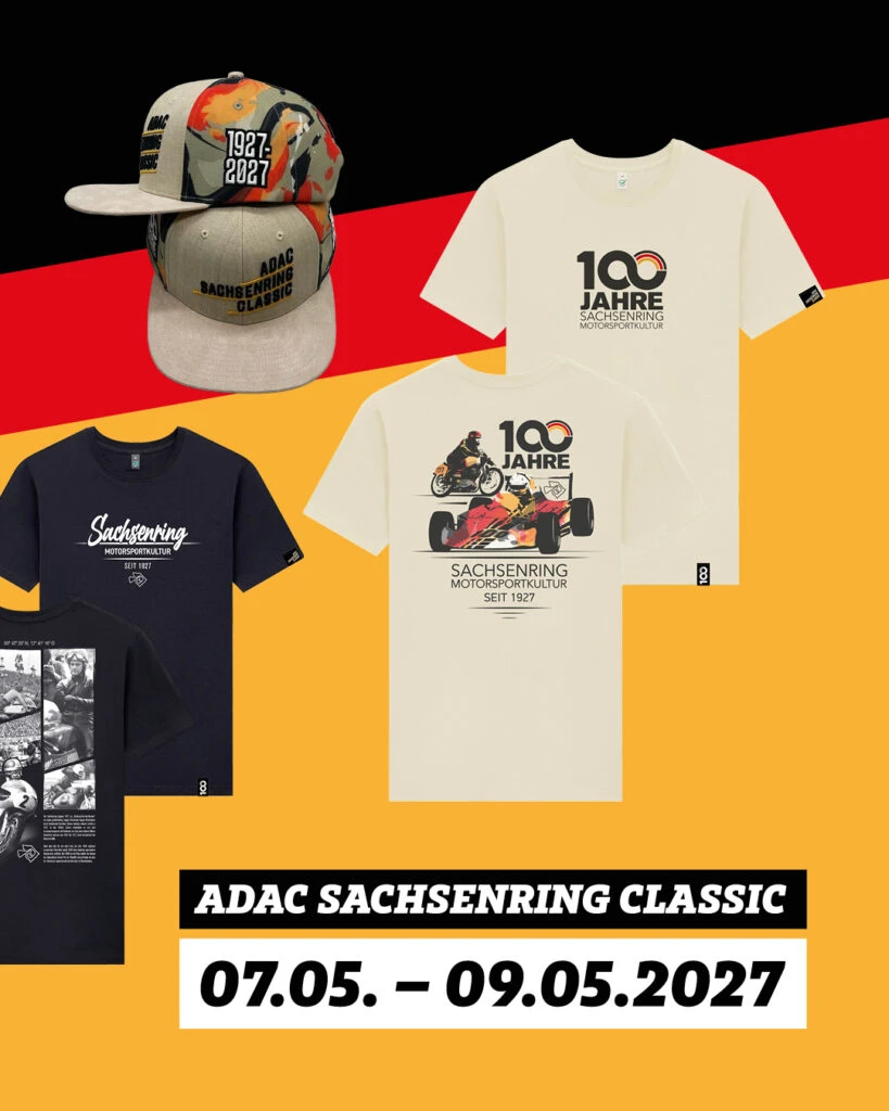 Helle und dunkle T-Shirts mit Retro-Rennsportmotiven sowie eine Camouflage-Cap, ergänzt durch den Text „ADAC Sachsenring Classic 07.05. – 09.05.2027“.