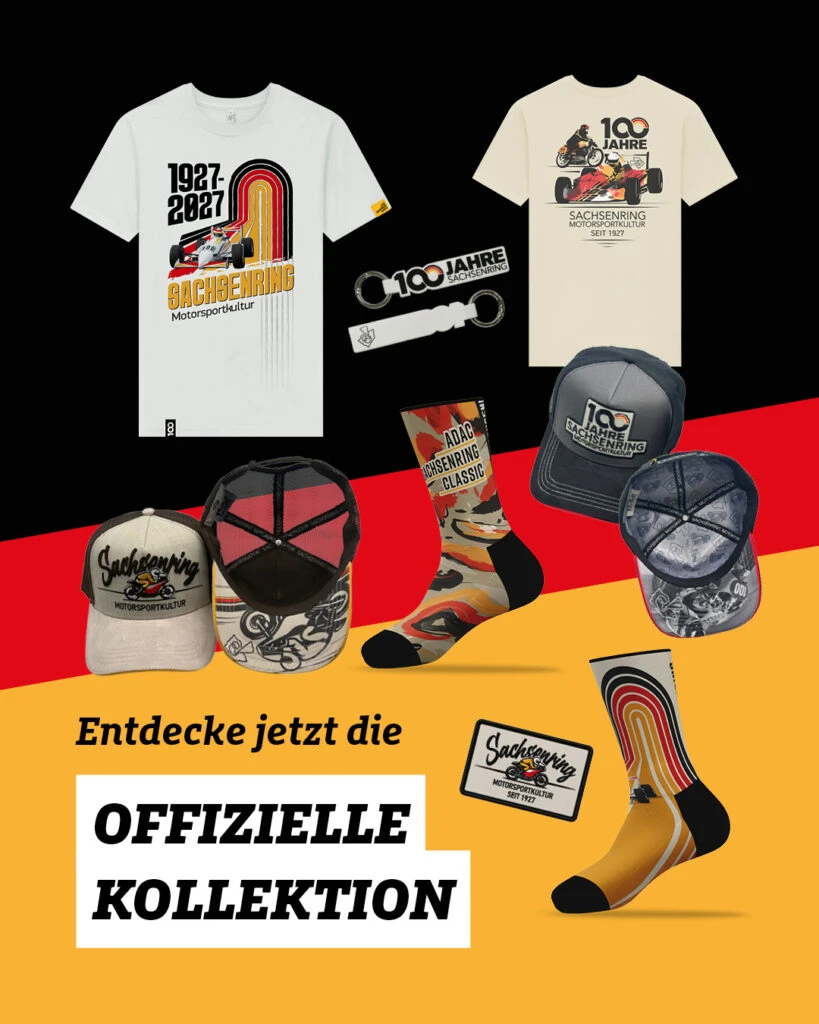 Offizielle Merchandising-Kollektion „100 Jahre Sachsenring Motorkultur“ mit T-Shirts, Caps, Socken, Schlüsselanhängern und Patches im Jubiläumsdesign vor den deutschen Nationalfarben.